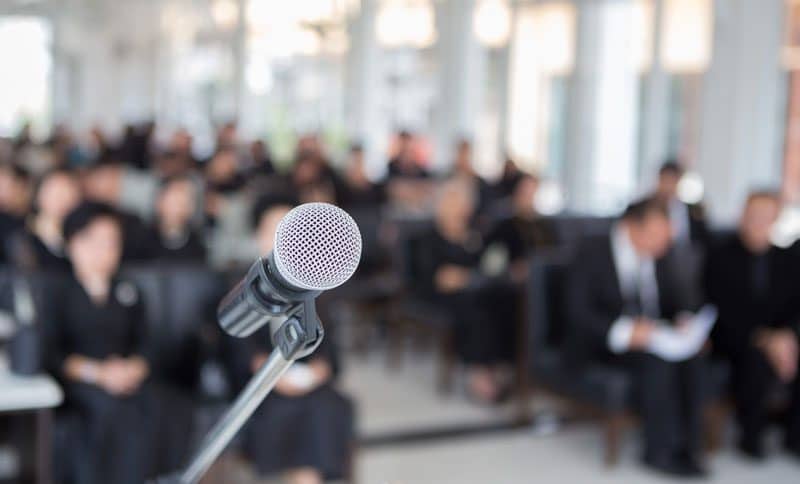 Personne qui chante une chanson pour rendre hommage