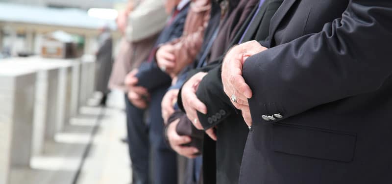 famille qui se recueille au cimetière 
