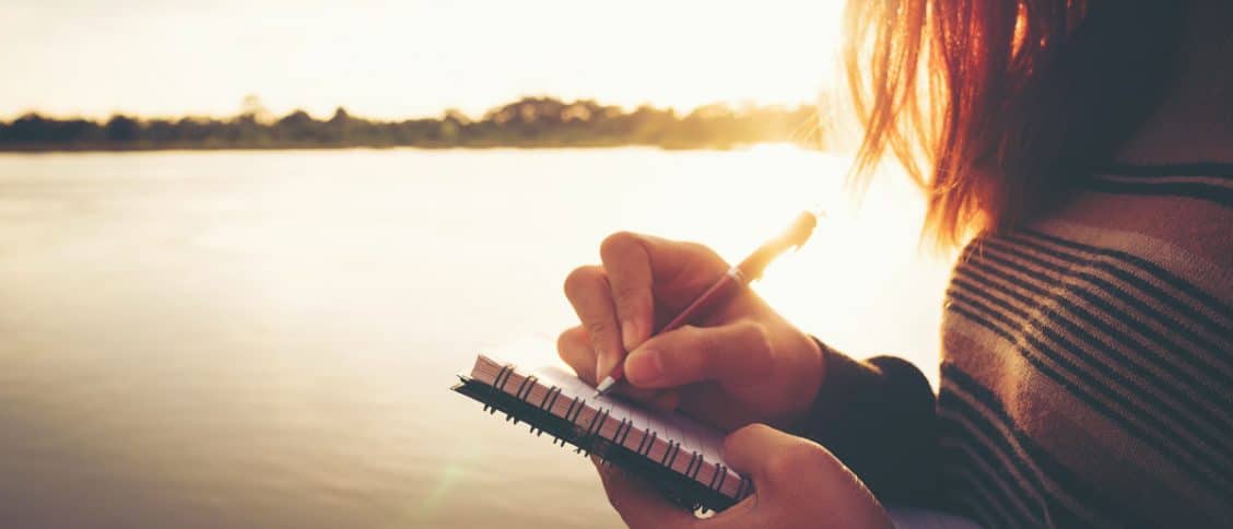 Femme qui écrit un texte à une personne disparue