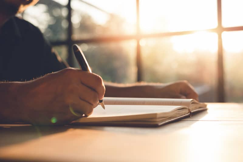personne qui écrit un texte pour rendre hommage