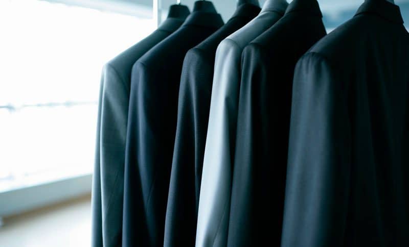 Vestes de costumes déposées sur des cintres