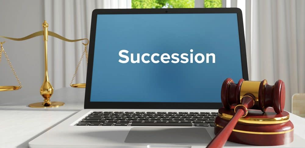 Bureau d'un notaire qui étudie la succession