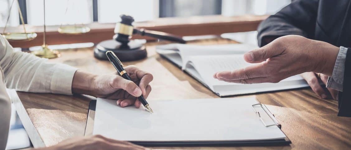 Notaire qui échange avec un héritier