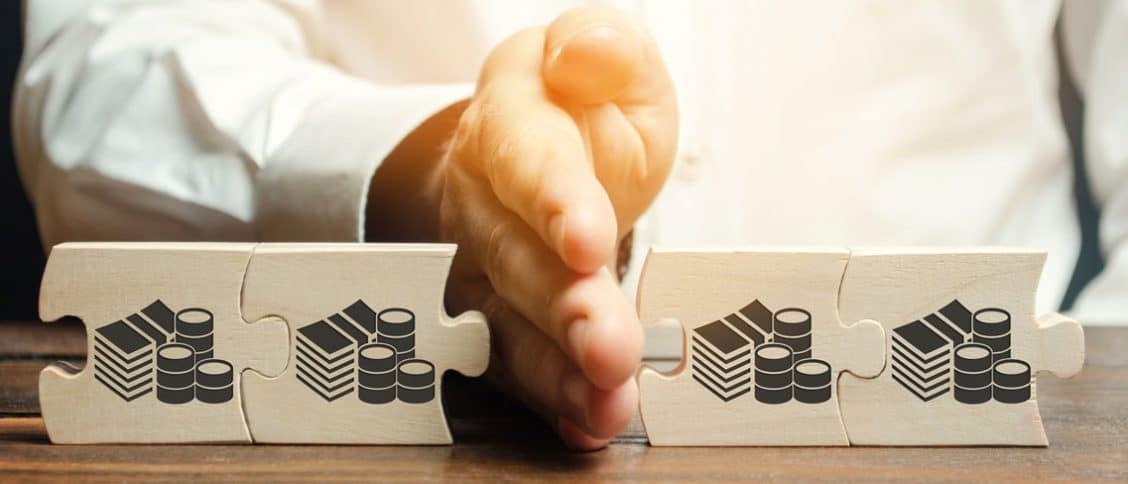 Personne qui sépare visuellement deux parts d'héritage