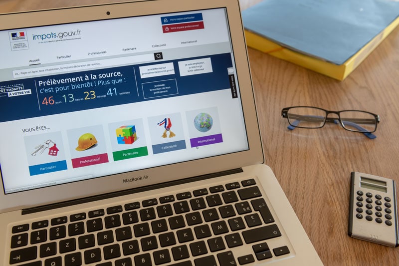 Ordinateur qui présente le site internet dédié aux impôts