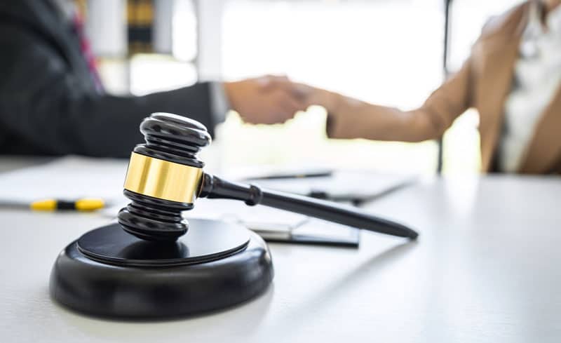 Bureau d'un notaire où se déroule un échange concernant un héritage