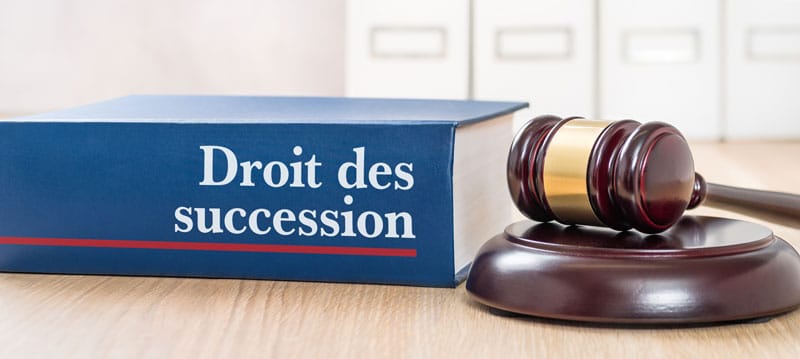 Notaire qui se charge de rappeler le règlement de la succession aux familles