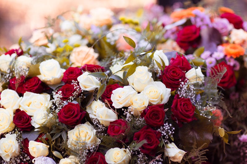 Bouquet de roses blanches et rouges