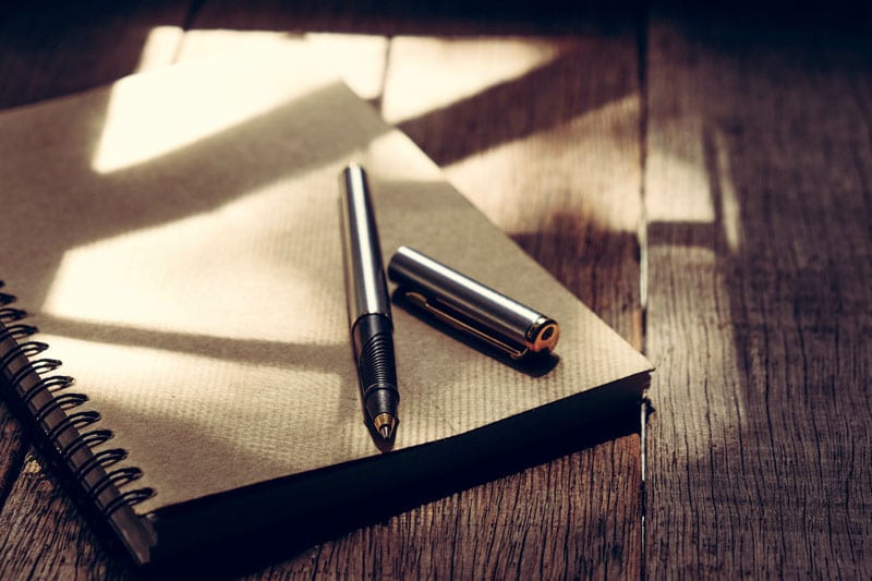 Stylo posé sur un carnet pour écrire