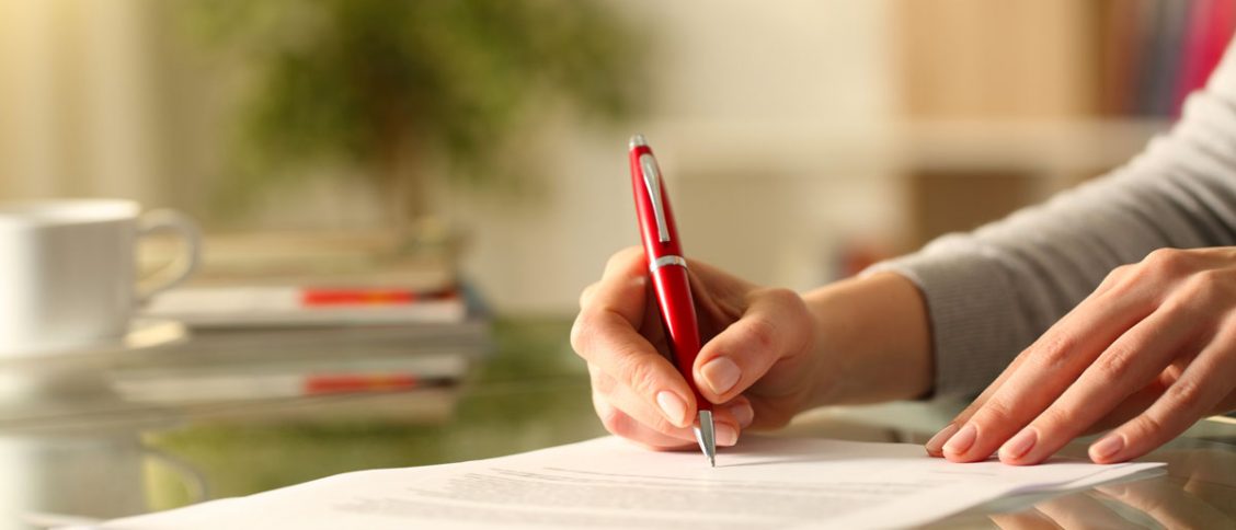 Personne qui signe un document
