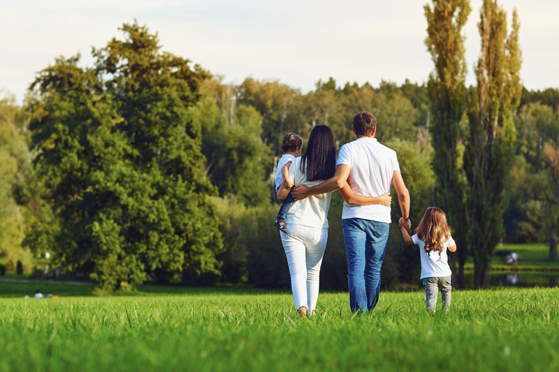 Famille qui marche à l'extérieur 