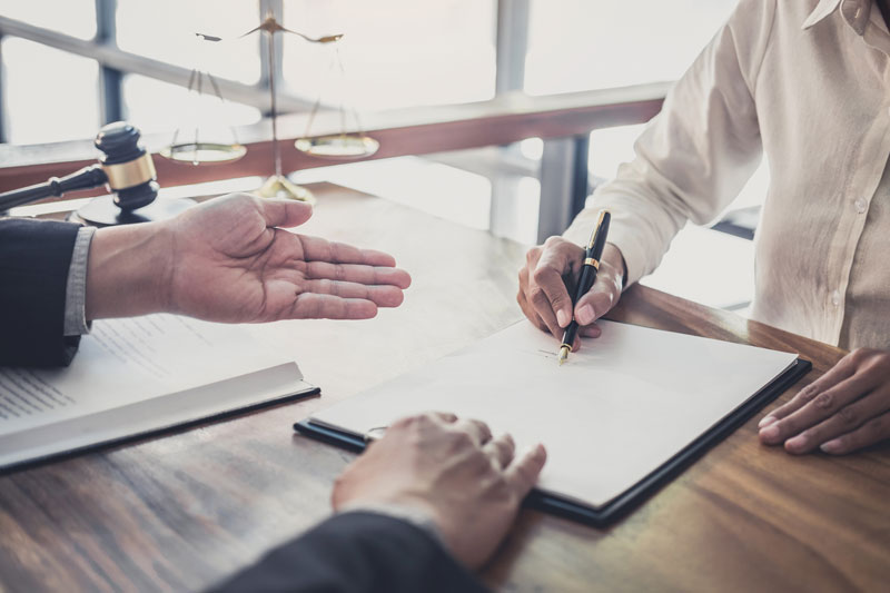Notaire qui fait signer un document à un héritier
