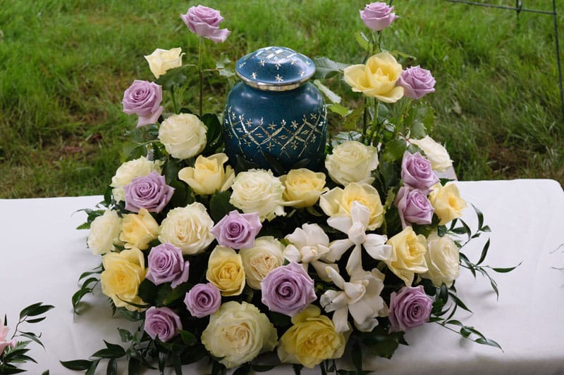 urne funéraire entourée de fleurs