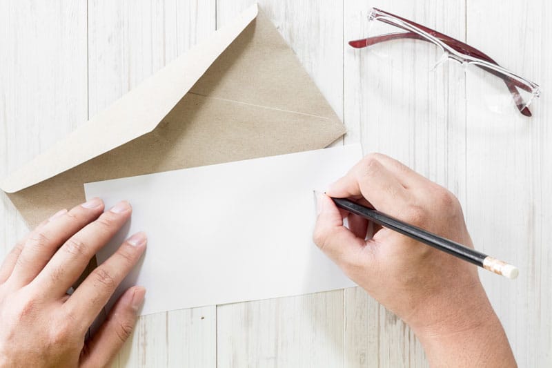 Personne qui écrit sur une carte