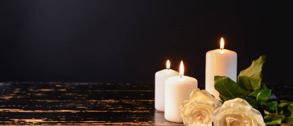 Fleurs et bougies présents pour une cérémonie d'obsèques
