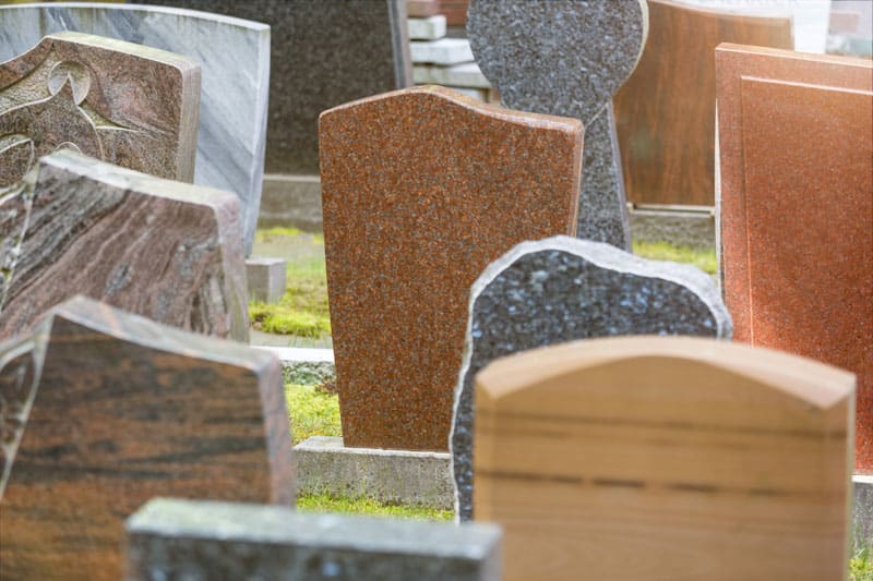 Pierres tombales au sein d'un cimetière