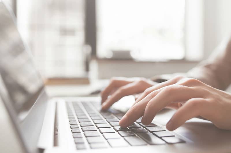 personne qui effectue une recherche sur internet