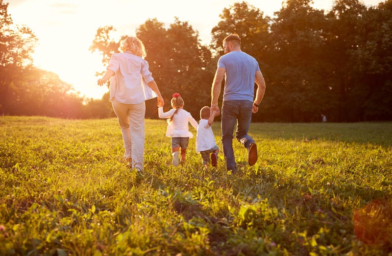 famille de dos qui se balade dehors
