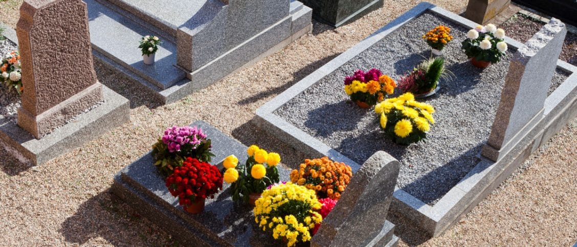 Pierres tombales posées dans un cimetière
