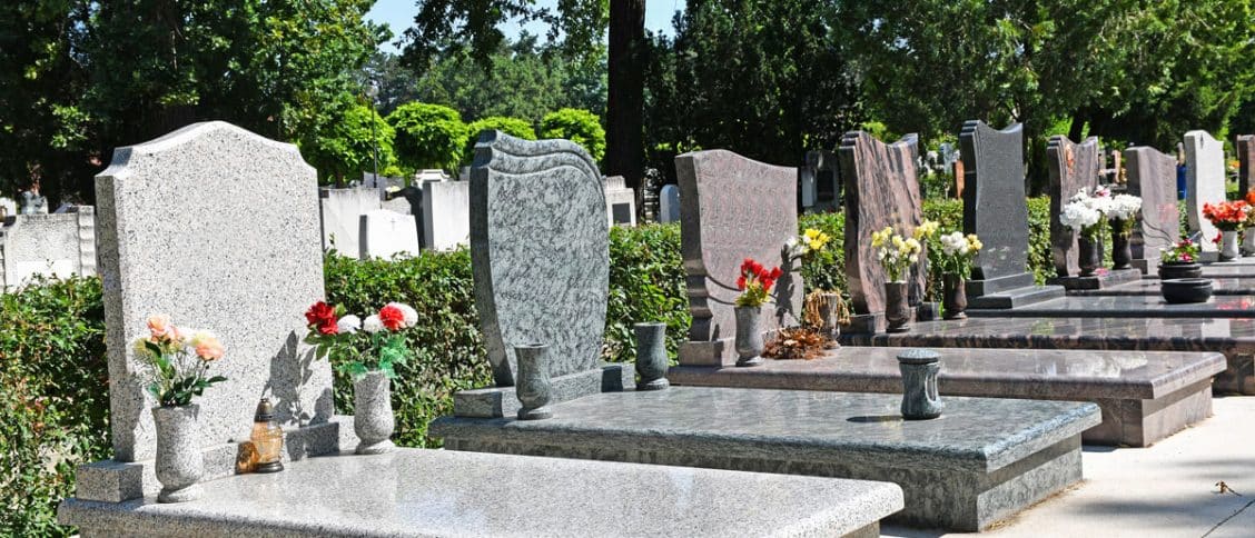 Pierres tombales au sein d'un cimetière