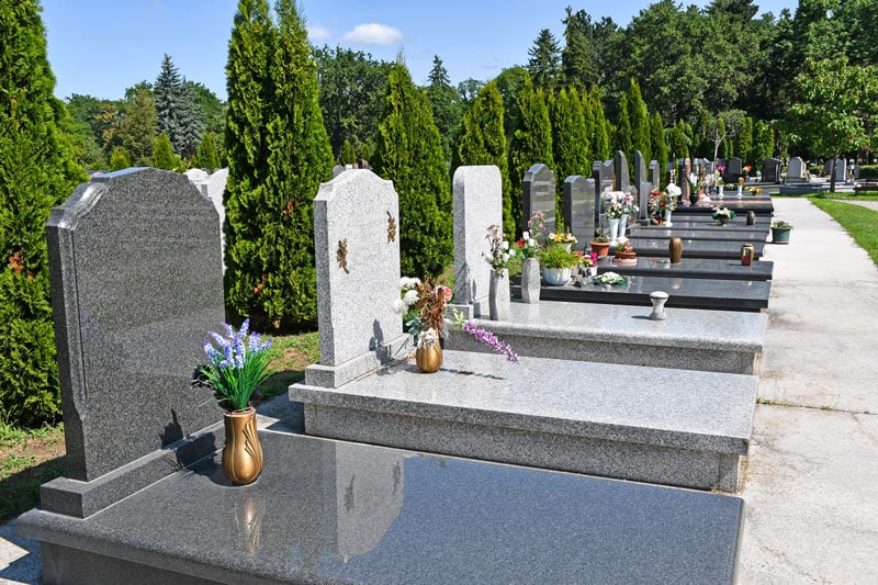 pierres tombales dans un cimetière