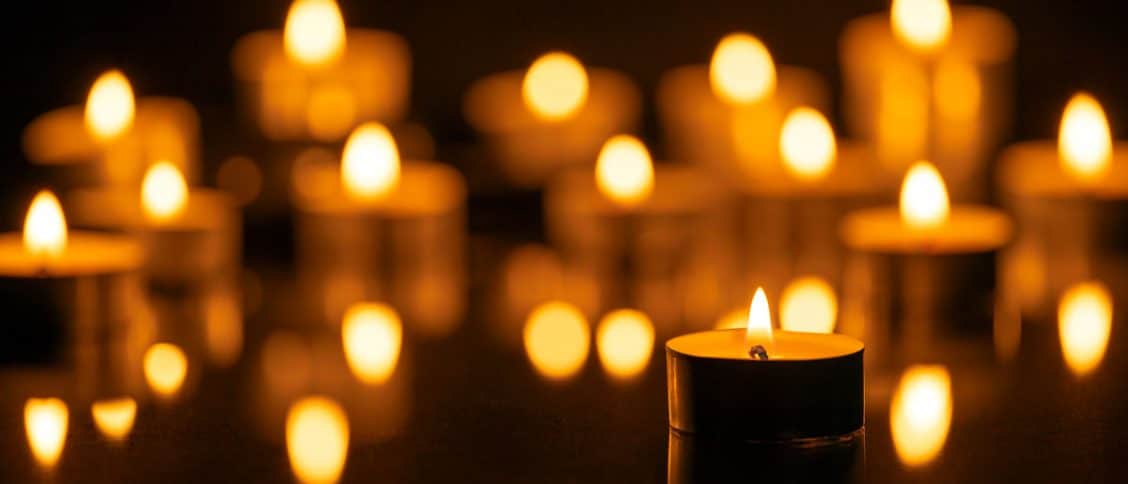 Bougies allumées pour un enterrement