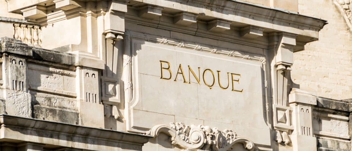 Zoom sur un bâtiment qui comporte une banque