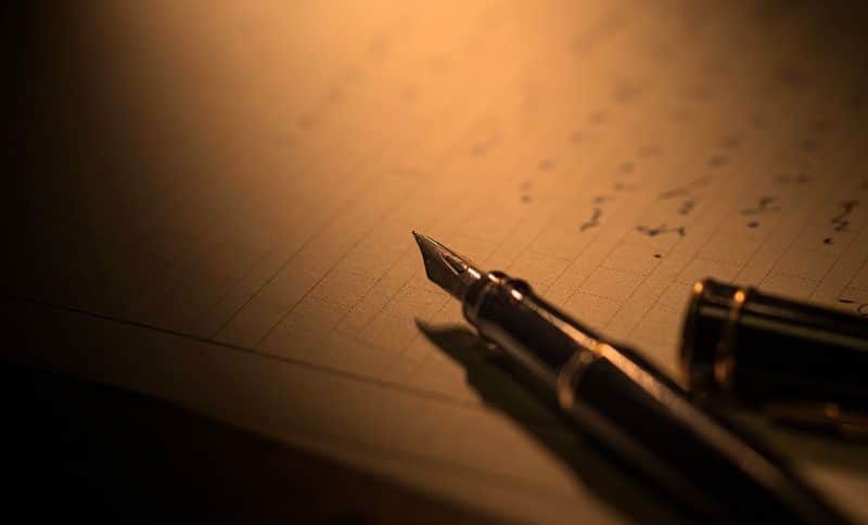 Zoom sur une feuille et un stylo