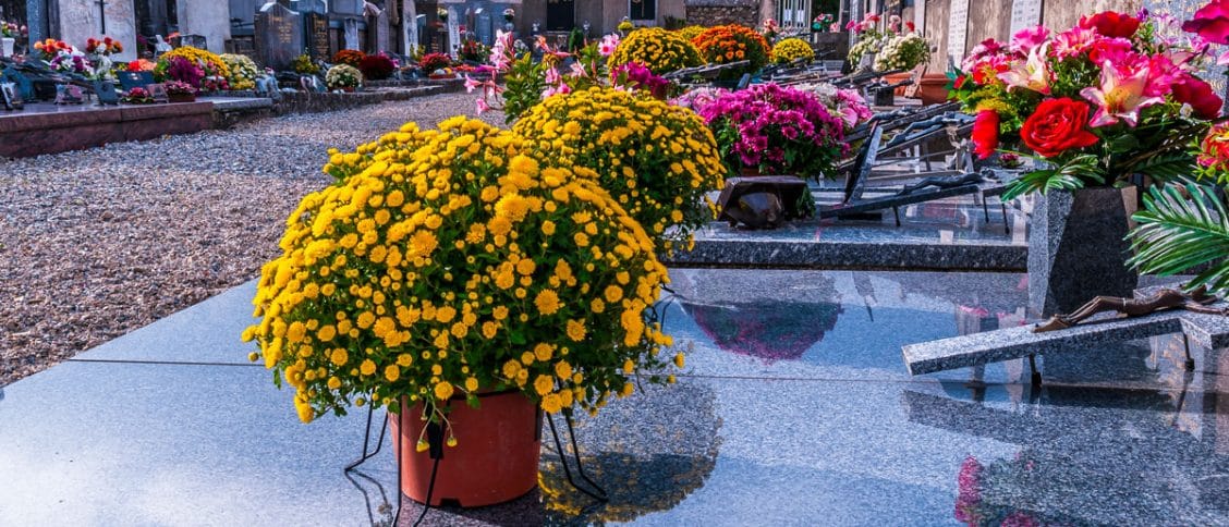 Pierres tombales placées dans un cimetière